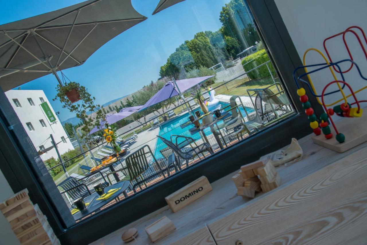 Ibis Styles Pertuis Portes Du Luberon Bagian luar foto