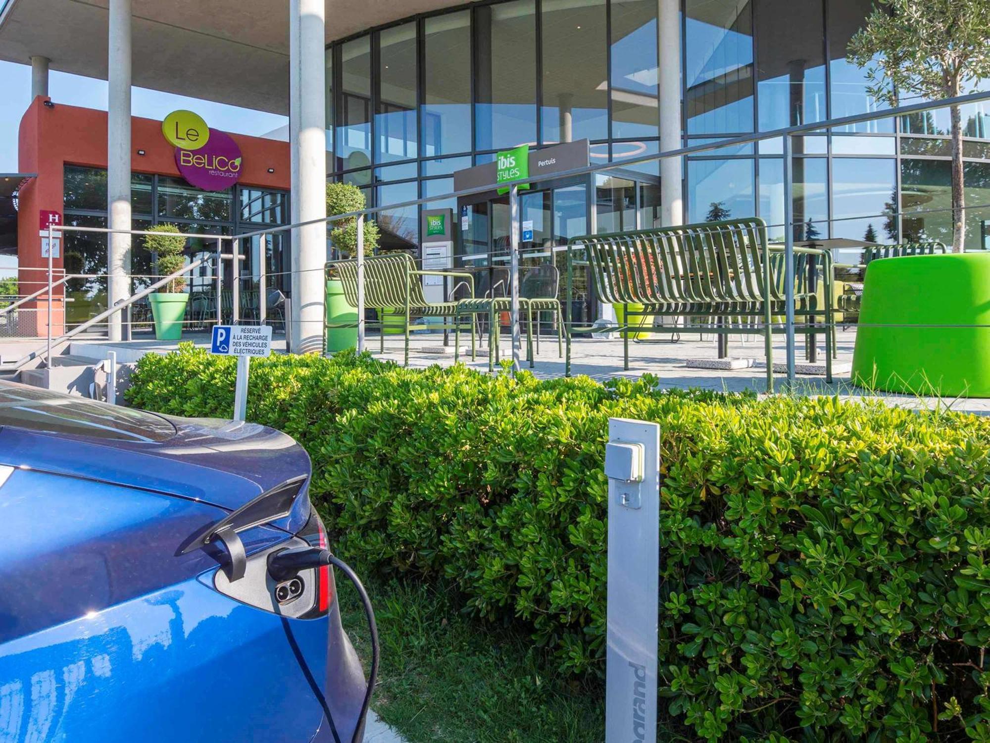 Ibis Styles Pertuis Portes Du Luberon Bagian luar foto