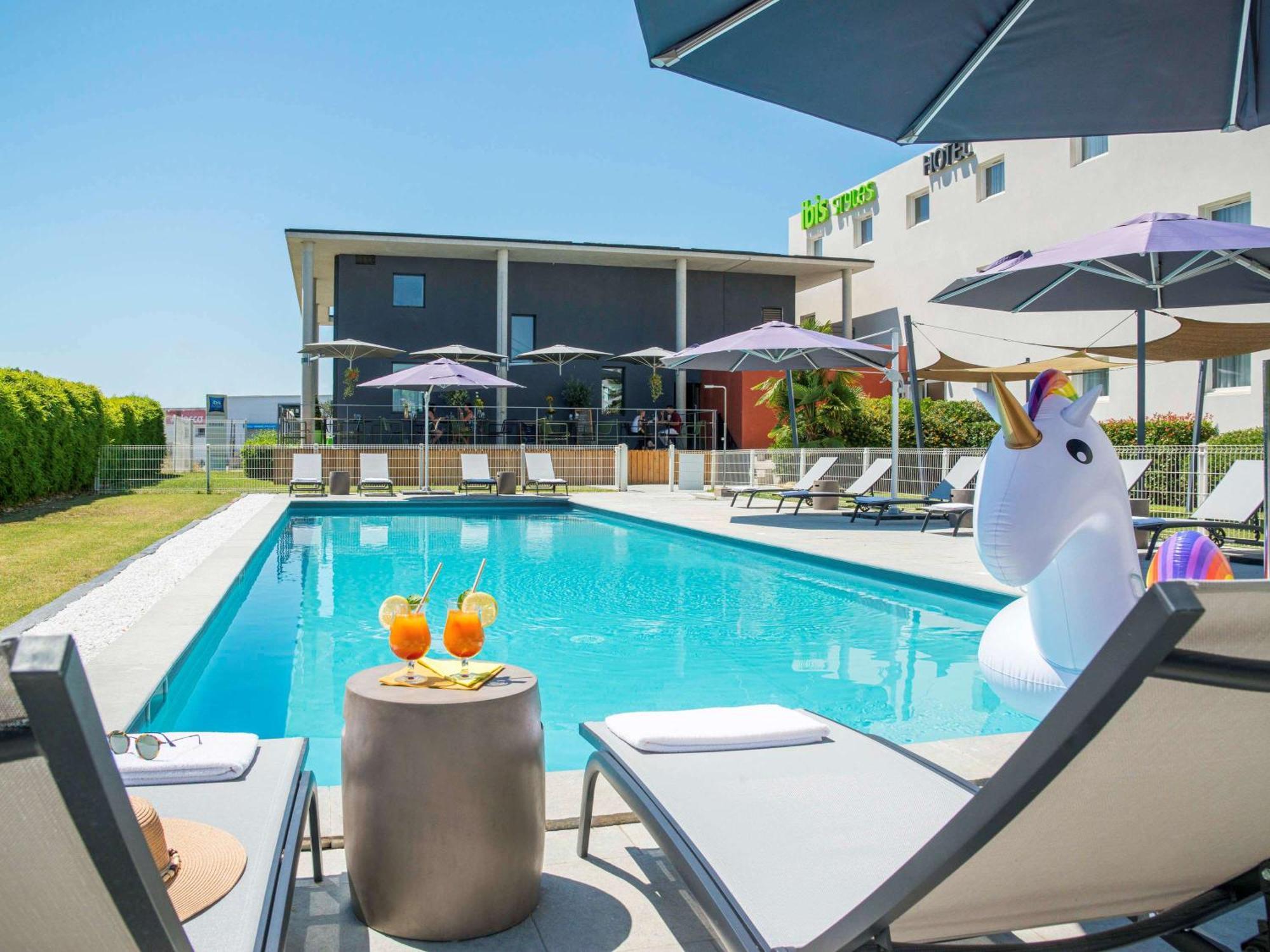 Ibis Styles Pertuis Portes Du Luberon Bagian luar foto