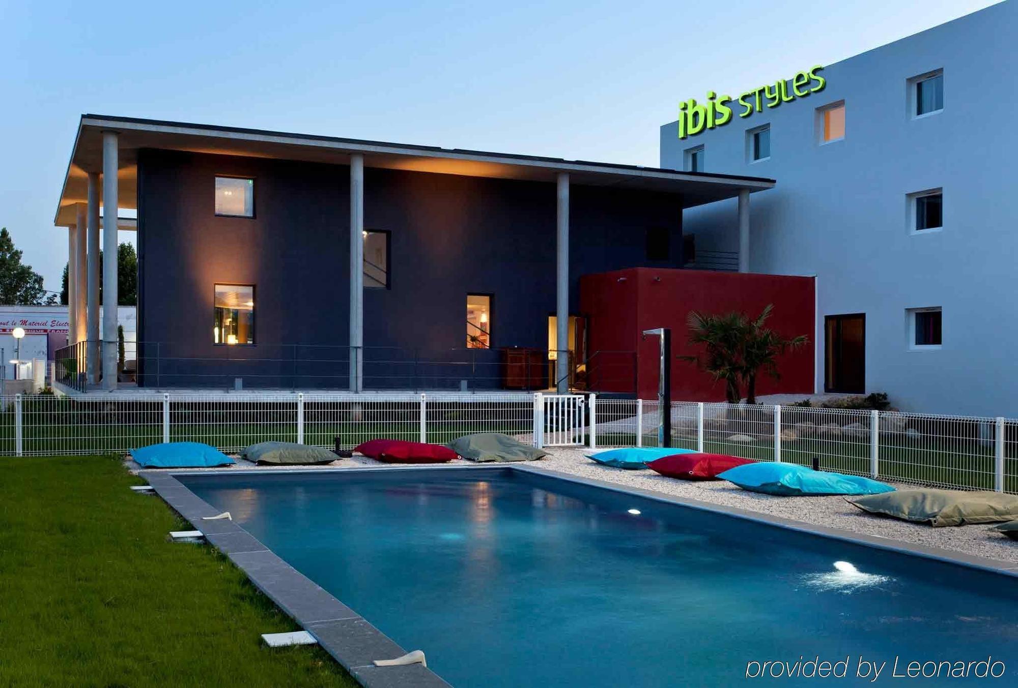 Ibis Styles Pertuis Portes Du Luberon Bagian luar foto